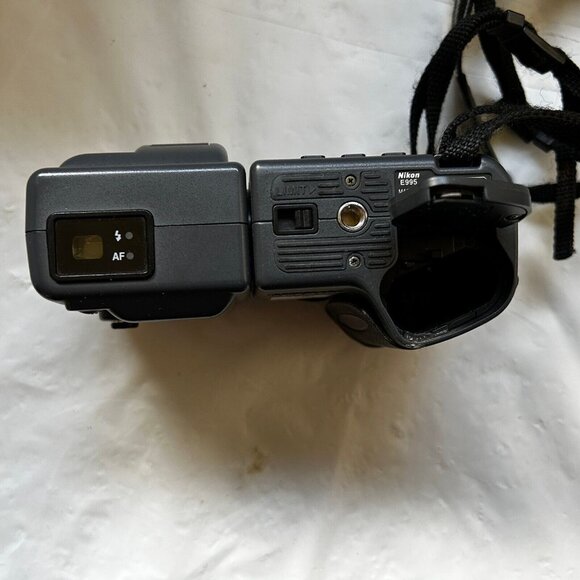 Nikon COOLPIX 995 3.2MP Digital Camera for parts / repair w/ manual - Picture 6 of 11